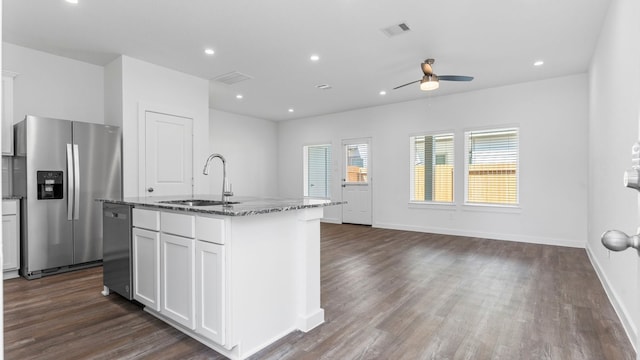 kitchen featuring ceiling fan, sink, stainless steel appliances, an island with sink, and white cabinets