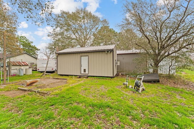 view of yard featuring a shed