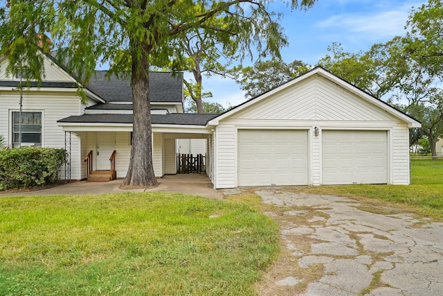 view of front of house featuring a front yard and a garage