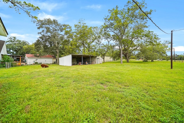 view of yard with an outbuilding