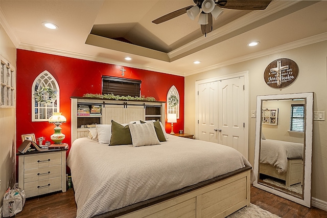 bedroom featuring dark hardwood / wood-style flooring, ceiling fan, crown molding, a closet, and lofted ceiling