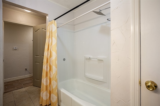 bathroom with shower / bath combo with shower curtain and ornamental molding