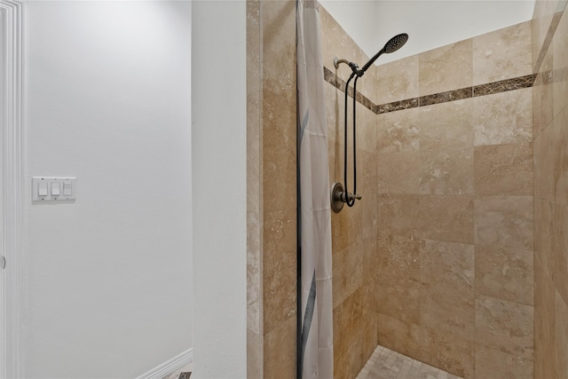 bathroom featuring a tile shower