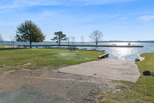 view of yard featuring a water view