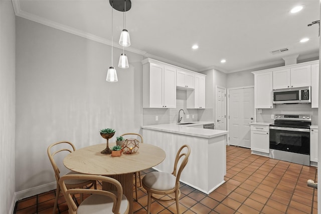 kitchen featuring stainless steel appliances, a peninsula, a sink, white cabinetry, and light countertops