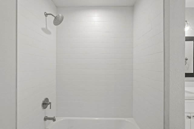 bathroom with bathtub / shower combination