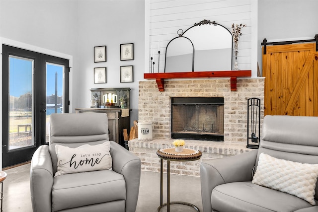 living room featuring a barn door and a fireplace