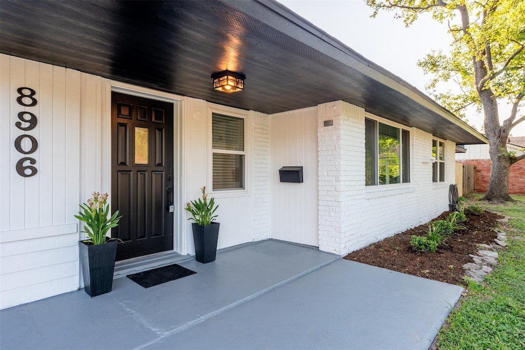 property entrance with a porch