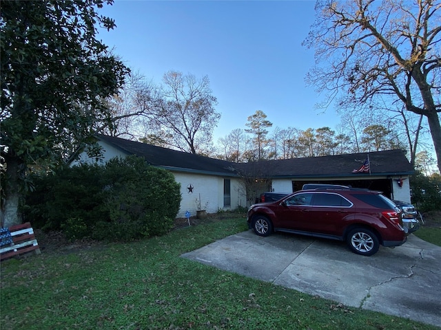 ranch-style house featuring a front yard