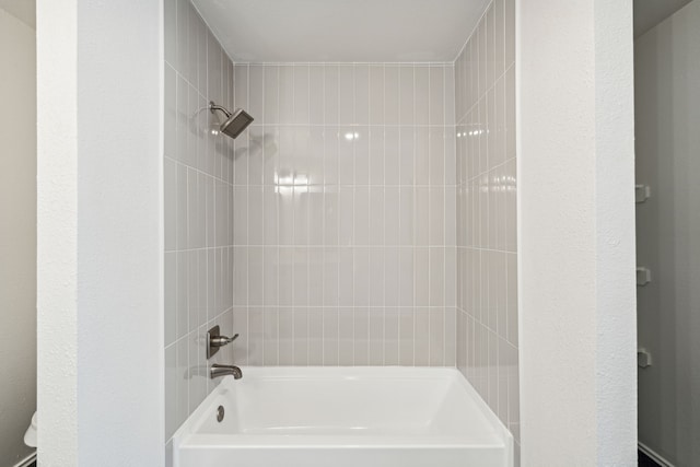 bathroom with tiled shower / bath