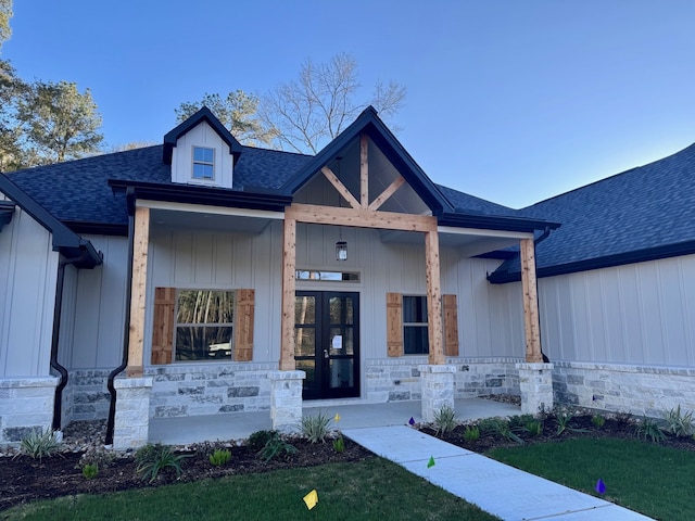 entrance to property featuring a porch