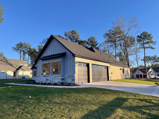 view of front facade featuring a garage and a front yard