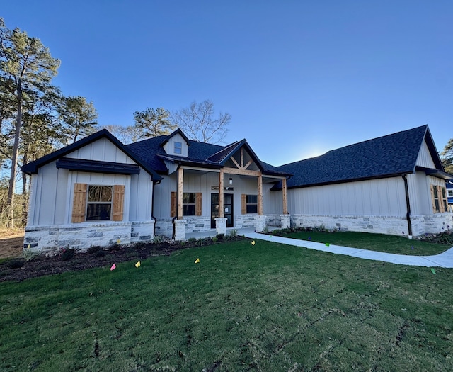 view of front of home featuring a porch and a front yard