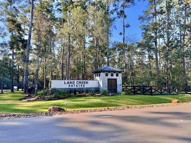 community sign with a lawn