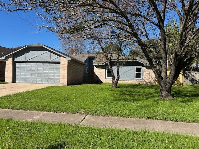 ranch-style house featuring a front lawn and a garage