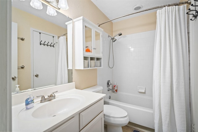 full bathroom featuring shower / tub combo with curtain, vanity, and toilet