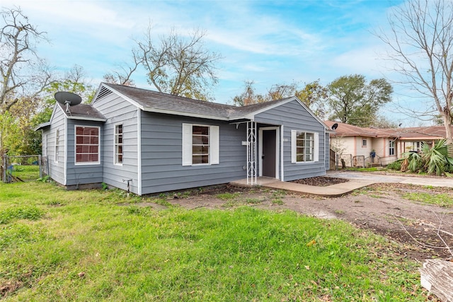 view of front of property featuring a front yard