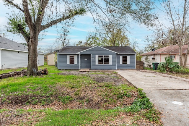 view of front of property featuring a front yard