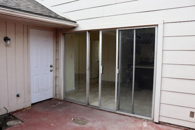 entrance to property featuring a patio