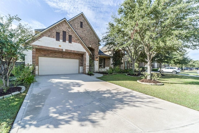 view of front of property featuring a front yard