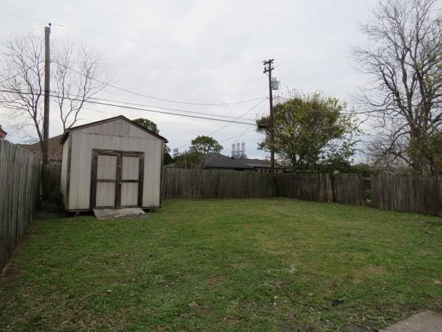 view of yard featuring a shed