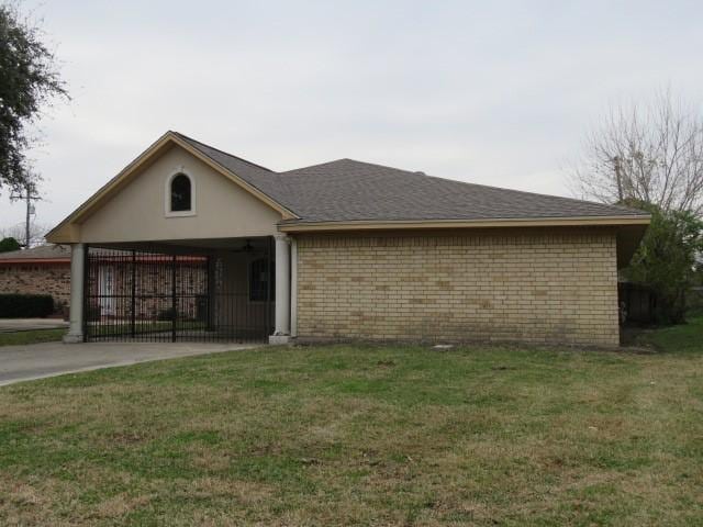 view of front of property featuring a front lawn and a carport