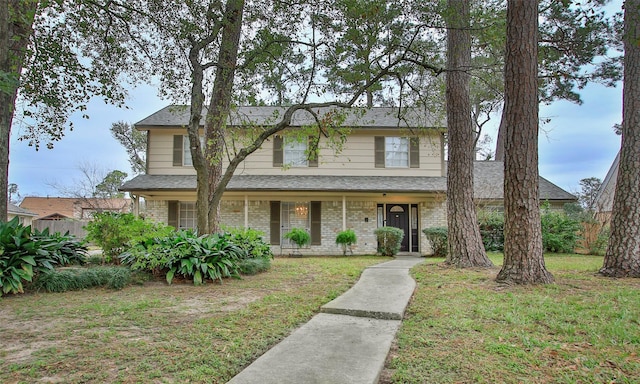 view of front of property featuring a front lawn