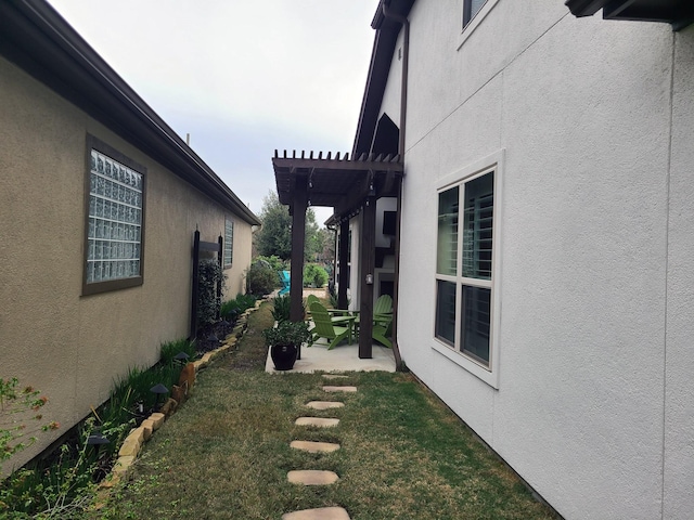 view of yard with a pergola