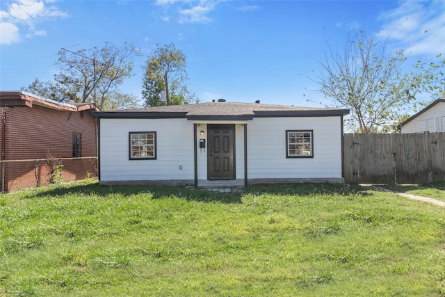 ranch-style house featuring a front yard