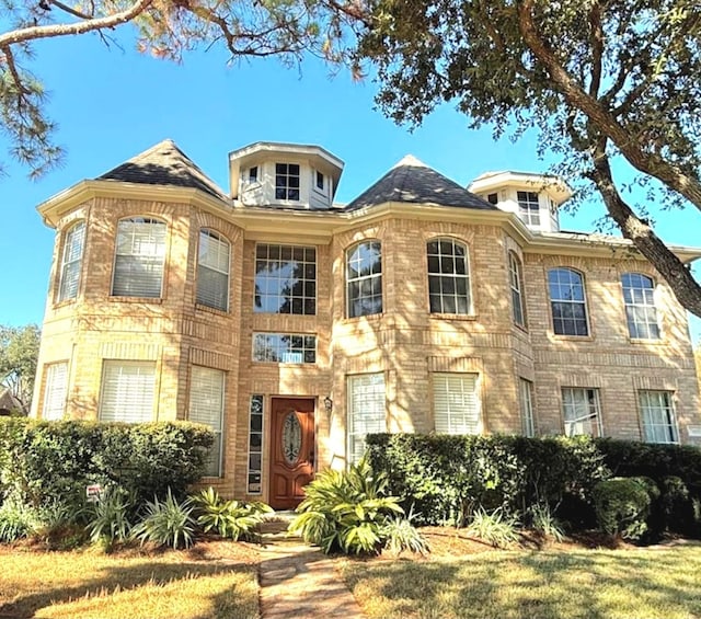 view of front of home with a front lawn