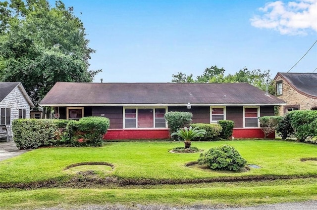 ranch-style home featuring a front lawn