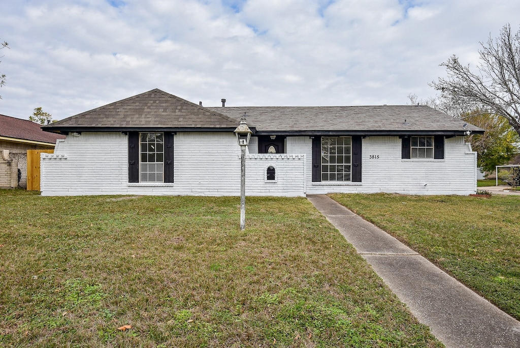 ranch-style house with a front yard