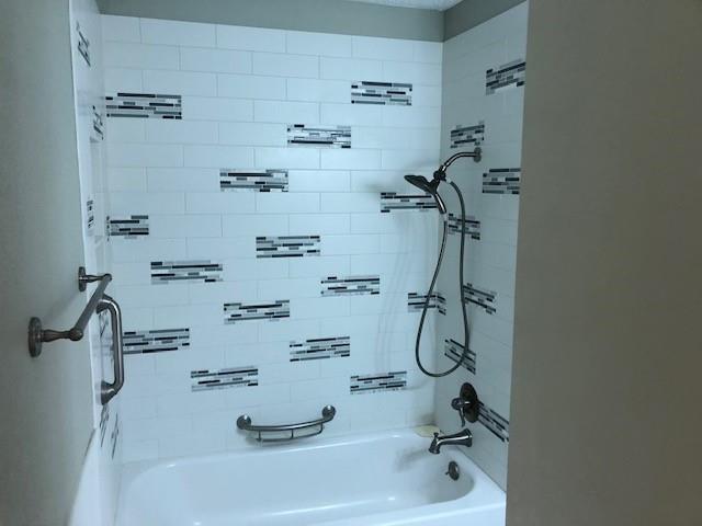 bathroom with tiled shower / bath combo