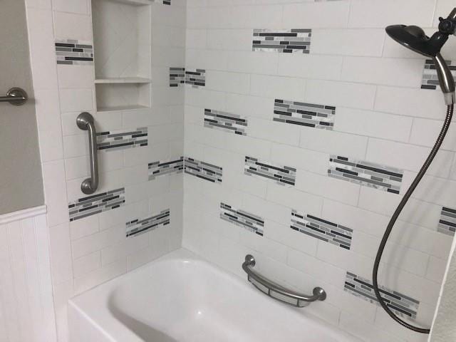 bathroom featuring tiled shower / bath