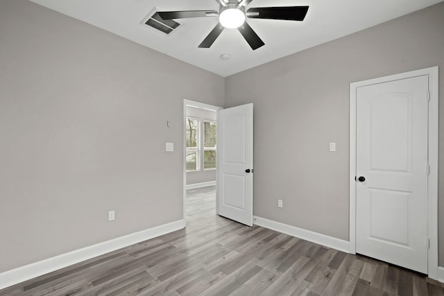 empty room featuring light hardwood / wood-style floors and ceiling fan