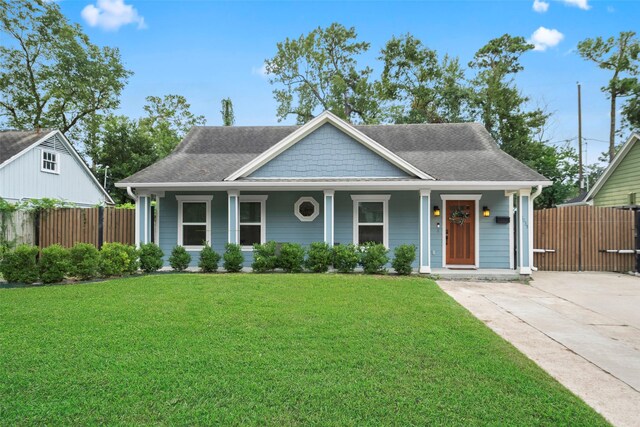 view of front of property featuring a porch and a front yard