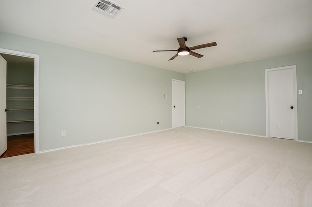 unfurnished room with light carpet and ceiling fan