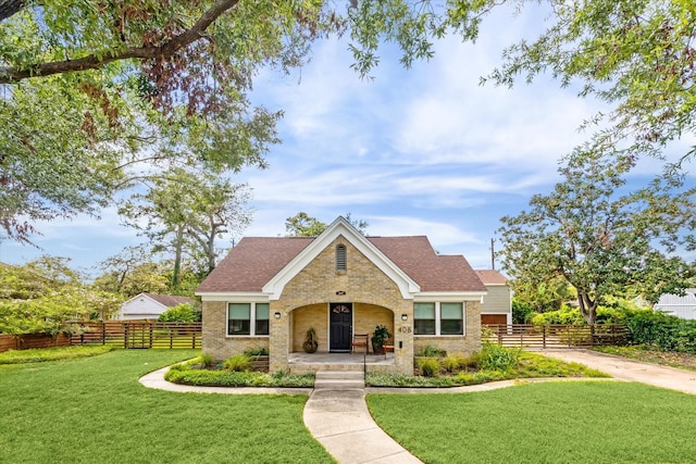 view of front of property featuring a front yard and a porch