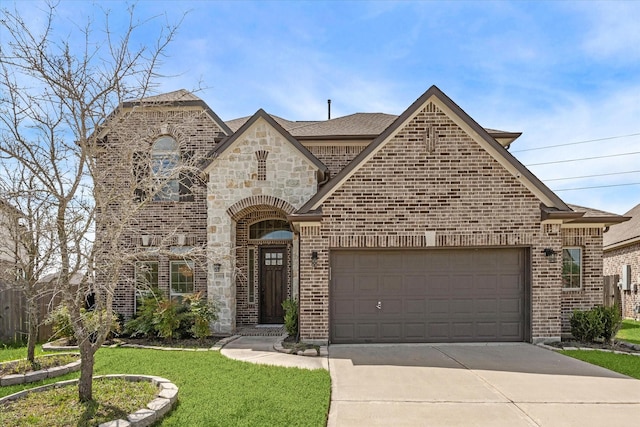 view of front facade featuring a garage and a front yard