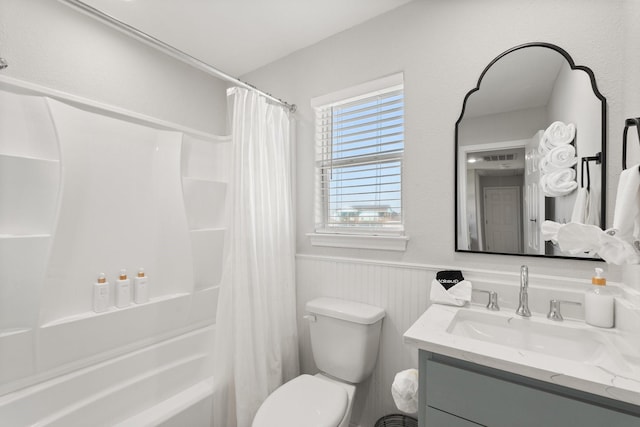 full bathroom featuring shower / tub combo with curtain, vanity, and toilet