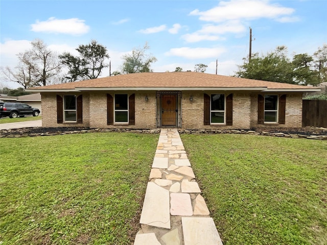 ranch-style home featuring a front lawn