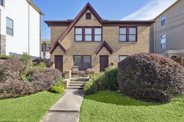 view of front of property with a front yard