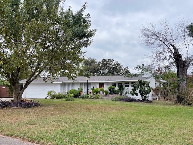 single story home with a front yard