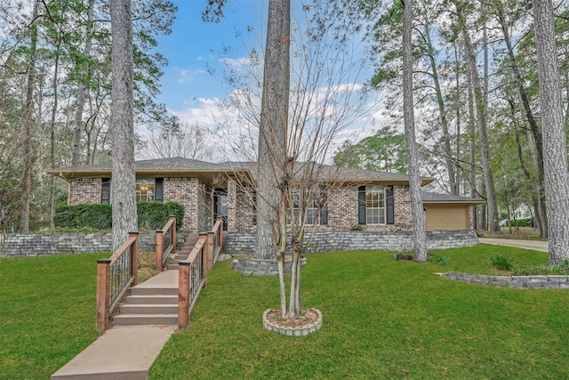 ranch-style house featuring a front yard