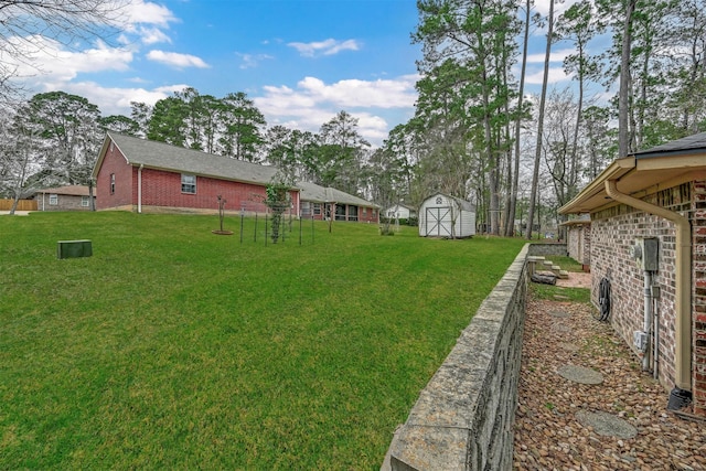 view of yard featuring a storage shed