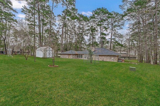 view of yard featuring a storage unit