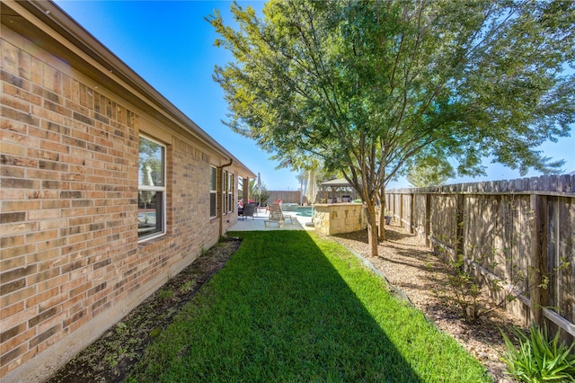 view of yard featuring a patio area