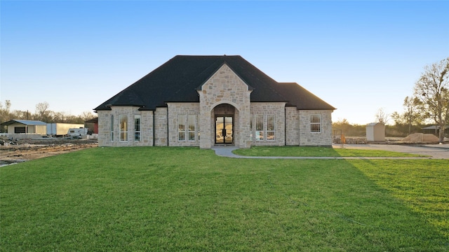 view of front facade with a front yard