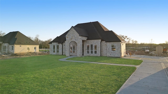 view of front facade with a yard