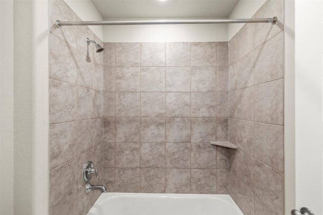 bathroom with tiled shower / bath combo